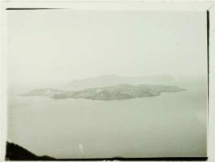 Blick von der Hauptinsel aus auf Palea und Nea Kameni