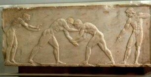 Athen, Archäologisches Nationalmuseum. Dreiseitig reliefierte Basis eines Kuros, um 510 v. Chr. Weitsprungtraining, Ringkampf, Speerwerfer, Reliefgrund ursprünglich tiefrot