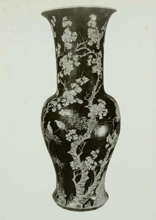 Vase mit aus schwarzem Grund ausgesparter Muffelfarbenmalerei