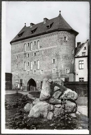 Heilsberg (Lidzbark Warminski/Polen). Hohes Tor mit Steindenkmal