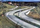 Gestaffelte Brücken an der A 8, beim Deutschen Haus, Bild aus "Das Erlebnis der Reichsautobahn" Originaltext: "7 Die geologischen Schwierigkeiten gaben in der Strecke Stuttgart - Ulm Anlaß zu einer reizvollen Lösung im Brückenbau: Zwei gekrümmte Brücken sind gegeneinander gestaffelt."