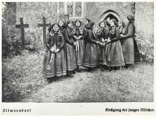 Kirchgang der jungen Mädchen in Illmersdorf : Kleidung - Truhentracht. Ort: Illmersdorf bei Dahme. Kirchgang der jungen Mädchen.