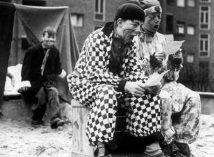 Hamburg-Barmbek. Kinder spielen Zirkus in einem Wohnblock in Heidhörn