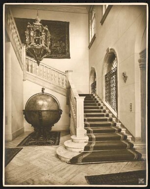 Italienische Botschaft, Berlin-Tiergarten Umbau: Haupttreppenhaus, Blick vom Erdgeschoss ins 1. Obergeschoss