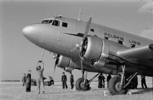 Leipzig. Flugplatz. Wartung einer Maschine der Polski Line