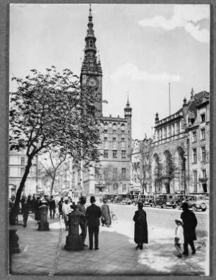 Vorm Rathaus und Artushof