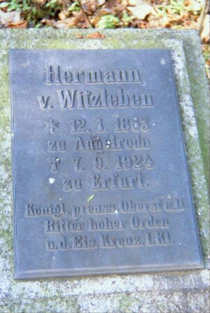 Friedhof: Grabplatte aus Bronze für einen Oberst von Witzleben, 1924 gestorben