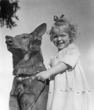 Kinderbilder. Kleines Mädchen mit Schäferhund