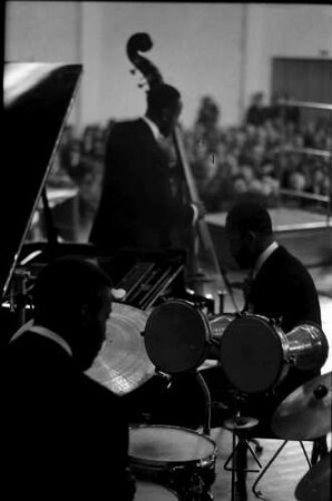 Donaueschingen: Donaueschinger Musiktage; Stadthalle; Modern Jazz Quartet; John Lewis am Mikrophon