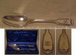 Suppenlöffel mit Initialen "JLC", groß, zusammen mit dem kleineren Löffel unter AK 2003/31 in Holzschatulle
