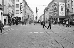 Freiburg: Freiburger Innenstadt autofrei, Fußgänger um den Bertoldsbrunnen
