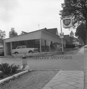Hamburger Straße: Opel-Autohaus König: Gebäude mit Verkaufsraum: darin Pkws: davor rechts Schild für BP-Tankstelle und Auffahrt: hinten rechts Wohnhäuser