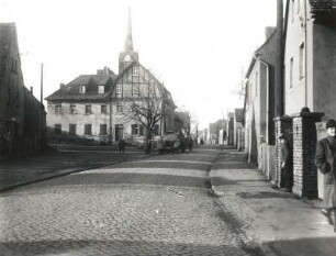 Breunsdorf. Dorfstraße. Blick gegen Turm der Dorfkirche