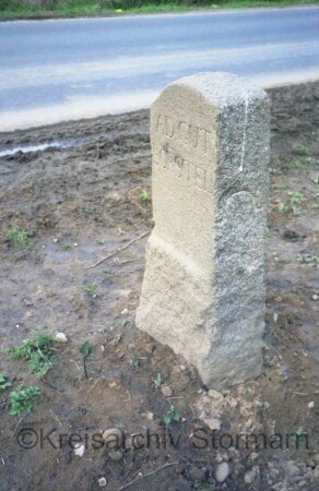 Itzstedt (Kreis Segeberg): bei Grenze zu Borstel: Grenzstein zwischen Adligem Gut Borstel und Amt Tremsbüttel: Seite Borstel: auf Schmalseite Hufeisen-Symbol