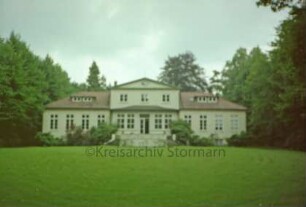 Gut Karolinenhof: Gutshaus: Rückfront mit Mittelrisalit, Freitreppe und Gartentür