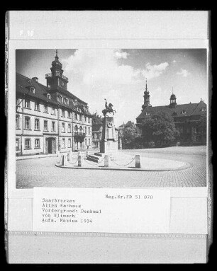 Saarbrücken, Schloßplatz, Altes Rathaus mit Ulanendenkmal von Südosten.