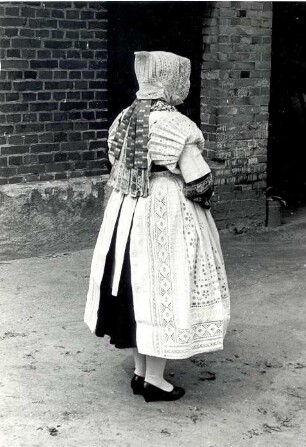 Brautführerin aus Bluno : Kleidung - Hoyerswerdaer Tracht. Ort: Blun / Bluno. Brautführerin (zamama).