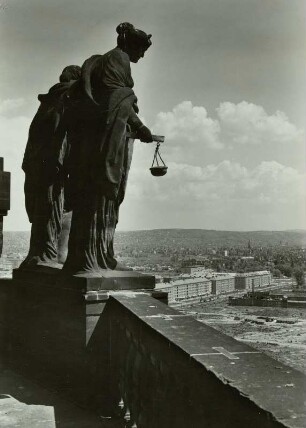 Dresden. Blick vom Rathausturm mit Skulptur nach Osten zu den Neubauten an der Grunaer Straße : Wiederaufbau, Grunaerstraße, 1954