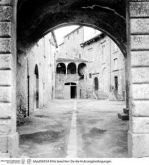 Stadthaus mit Loggia im ersten Obergeschoss