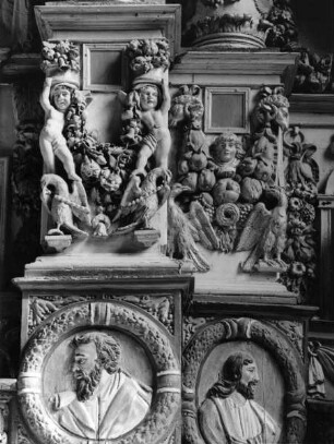 Relief eines Altarrahmens - Putti mit Girlanden