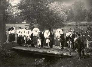 Hochzeitszug aus Burg : Kleidung - niedersorbische Tracht. Ort: Bórkowy / Burg-Spreewald. Hochzeitszug