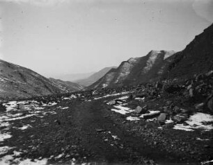 Berglandschaft : Blick über eine winterliche, von Erosion geformte Landschaft