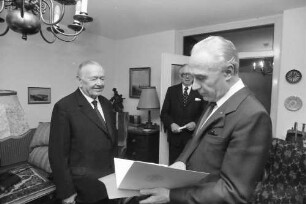 Freiburg: Wohnung Littenweiler; Regierungspräsident Person überreicht Bundesverdienstkreuz für Prof. Dr. Friedrich Walter Meyer, Freiburg