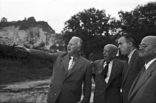 Istein: Verkehrsminister Seebohm und Oberbaurat Beck (Autobahnamt Freiburg); stehend; Hintergrund Isteiner Klotz