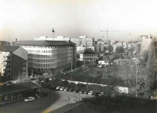 Dresden-Altstadt. Blick vom Bürohaus R & V Versicherung nach Nordwesten gegen Bürokomplex, Am Schießhaus/Ecke Grüne Straße, und Schießhaus