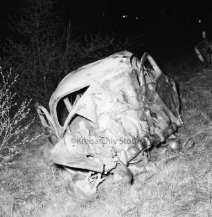 B 404: bei Herrenhaus Nütschau: Verkehrsunfall: Zusammenstoß von zwei Pkws und Auffahrunfall: im Straßengraben ausgebrannter Unfallwagen nach Löschen: im Dunkeln, 1. Mai 1967