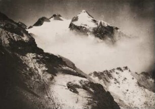Österreich. Tirol. Winter in den Stubaier Alpen. Ansicht des von Nebel eingehüllten Lüsener Fernerkogel