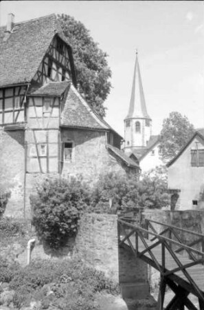 Michelstadt: Stadtmauer, Fachwerkgiebel mit Kirchturm