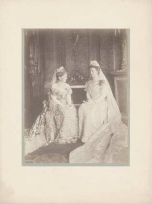 Großherzogin Luise und Kronprinzessin Viktoria von Schweden, Ganzfigur.