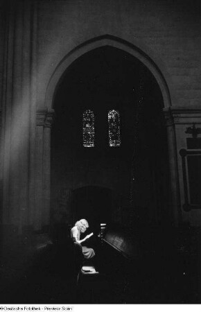 Renate Rössing lesend im Kirchengestühl