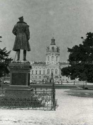 Das Prinz-Albrecht-von-Preußen-Denkmal in der Sichtachse zum Schloss Charlottenburg