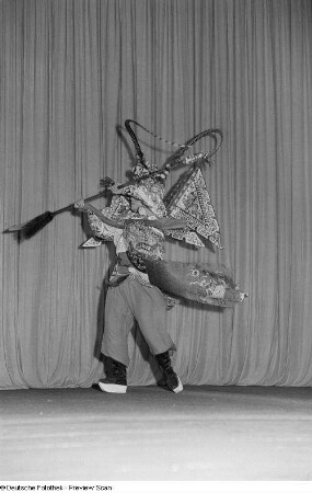 Tänzer des chinesischen Jugend-Kunst-Ensembles in aufwendiger Kostümierung bei einer Aufführung