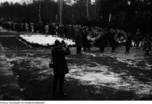 Dresden, Gedenkveranstaltungen anlässlich des 20. Jahrestages des anglo-amerikanischen Luftangriffes auf Dresden am 13./14. Februar 1945, Kranzniederlegung von französischen Gästen am Ehrenmal für die Opfer des Bombenangriffes , Großkundgebung mit Hermann Matern, 13. Februar 1965