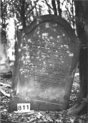 Grabstein 811 (Index: 99899194) Material: Sandstein Zustand: gut erhalten, unten beginnende Verwitterung Maße HxBxT: 123x73x11 cm Beschreibung: Stele mit Konvexbogenabschluss, im Bogenfeld Levitenkanne Symbolik: Levitenkanne: Grabstein 811