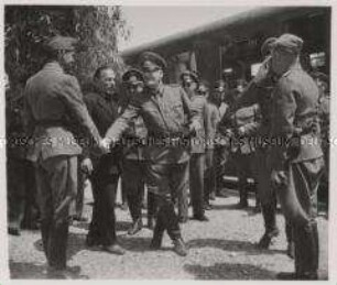 Wehrmachtssoldaten, General Hahlmayer in Olympia, Der Befehlshaber des Peloponnes bei einem Besuch