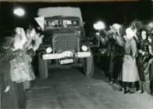 Berliner begrüßen den ersten LKW, der nach dem Ende der Blockade aus Helmstedt eintritt