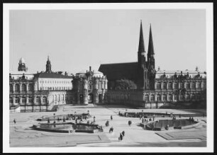 Dresden, Zwinger : Dresden-Altstadt. Zwinger (1709-1728; M. D. Pöppelmann, B. Permoser). Blick vom Wallpavillon nach Süden über den Zwingerhof gegen Glockenspielpavillon, Taschenbergpalais, Sophienkirche und Porzellanpavillon