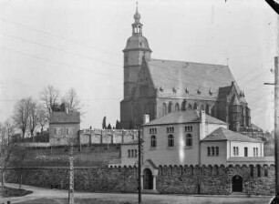 Penig, Stadtkirche : Penig. Stadtkirche Unser Lieben Frauen auf dem Berge (ab 1476, 1781, Restaurierung 1890-1892; Woldemar Kandler). Ansicht von Südwesten mit Stützmauern und Leichenhalle (um 1920), Zinnberger Straße