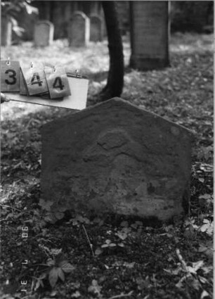 Grabstein 344 (Index: 99791309) Zustand: bis auf Buchstabenreste verwittert Maße HxBxT: 48x55x12 cm: Grabstein 344
