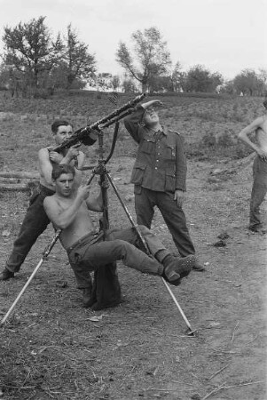 Zweiter Weltkrieg. Kampfpausen. Wehrmachtsangehörige an einem Maschinengewehr