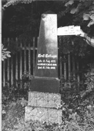Grabstein 48 (Index: 100106562) Material: Granit Zustand: gut Maße HxBxT: 194x44x29 cm Beschreibung: obeliskenartige Stele, getreppter Sockel, unterer Teil Rusticaimitat: Grabstein 48