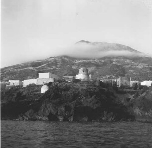 Stromboli, Blick auf Ort und Vulkan vom Schiff aus