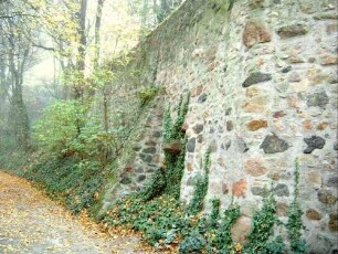(ehemalige Jakobuskirche)-Ansicht von Südwesten mit Kirchhofmauer über Westflanke mit Werksteinen im Mauersteinverband