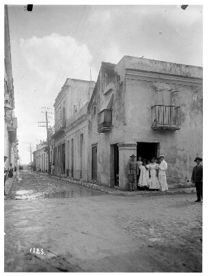 Straßenbild mit Einheimischen in Havanna : Weltreisen. Havanna. Straßen mit Einheimische