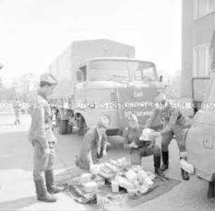 Sowjetische Soldaten erhalten Geschenkpäckchen von der DSF in Berlin-Lichtenberg