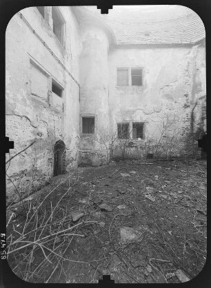 Triptis-Oberpöllnitz. Ehem. Landschloß der Freiherren von Pöllnitz (wohl 1414, Umbau E. 16.Jh. / A. 17.Jh, Renovierung 1848). Hofansicht